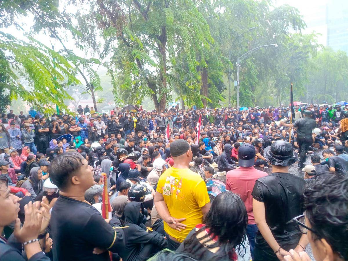 Aksi unjuk rasa massa AKBAR Sumut di DPRD Sumut, Senin (1/9/2025) (IDN Times/Prayugo Utomo)