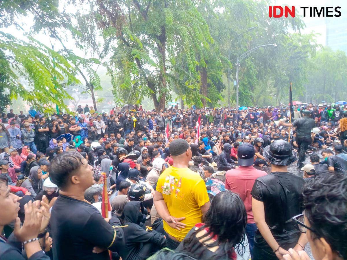 Aksi unjuk rasa massa AKBAR Sumut di DPRD Sumut, Senin (1/9/2025) (IDN Times/Prayugo Utomo)