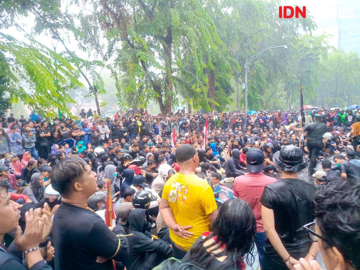Aksi unjuk rasa massa AKBAR Sumut di DPRD Sumut, Senin (1/9/2025) (IDN Times/Prayugo Utomo)