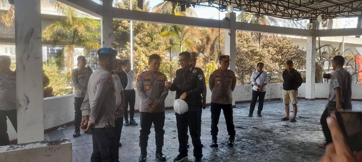 WhatsApp Image 2025-09-01 at 13.24Polisi menggelar olah tempat kejadian perkara (TKP) di lokasi kebakaran Kantor DPRD Makassar. (Dok. Istimewa).04.jpeg