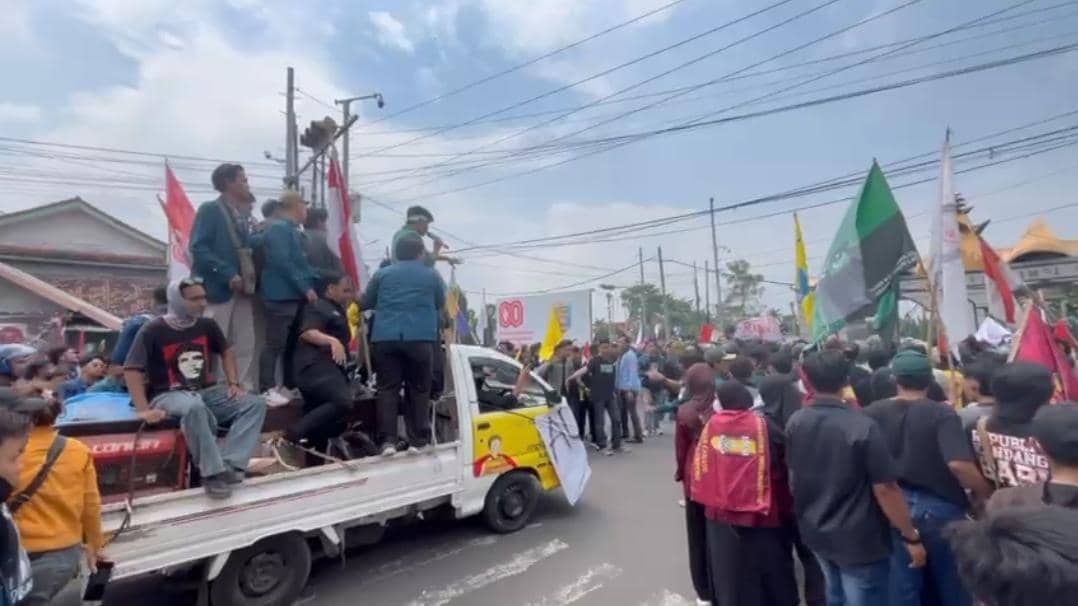 Massa aksi bergerak serentak dari Museum Lampung menuju Gedung DPRD Lampung