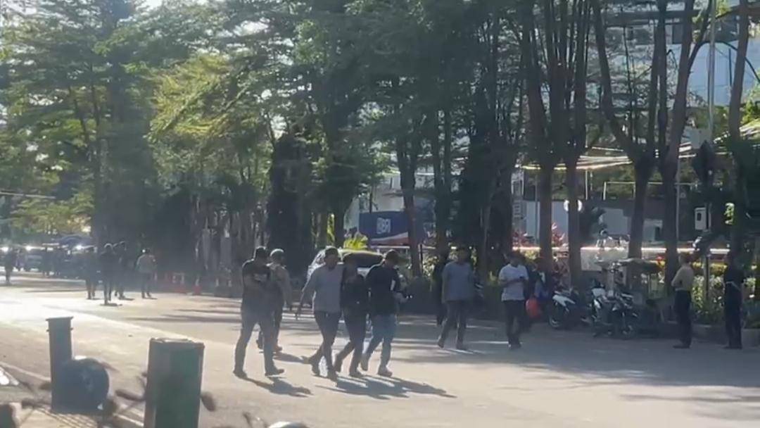 Polisi membubarkan aksi mahasiswa di depan Polrestabes Makassar dan lima orang ditangkap, Senin (1/9/2025). (IDN Times/Istimewa)