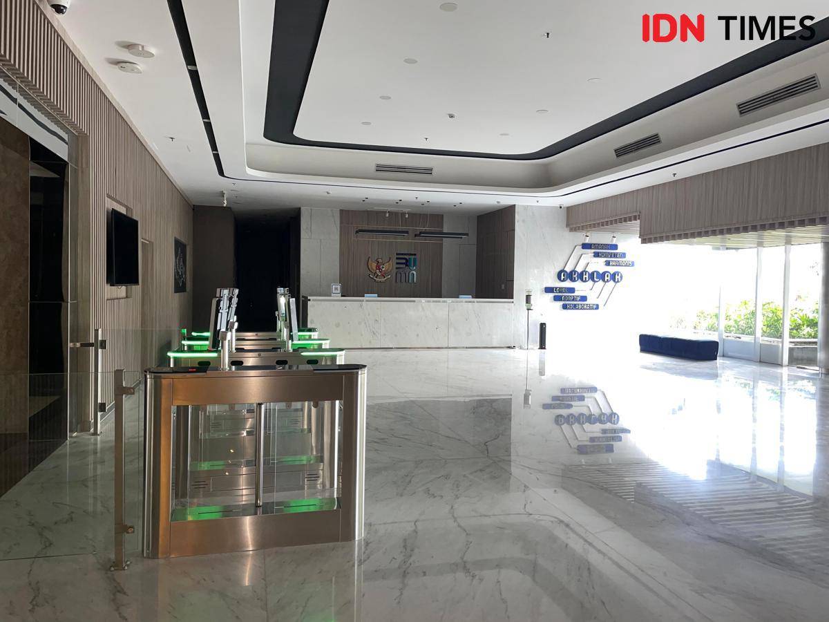 Kantor Kementerian BUMN sunyi sepi karena menerapkan WFH, Senin (1/9/2025). (IDN Times/Vadhia Lidyana)