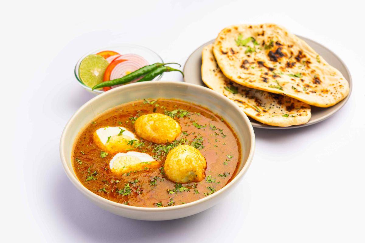 ilustrasi egg curry dan roti paratha (vecteezy.com/Subodh Sathe)