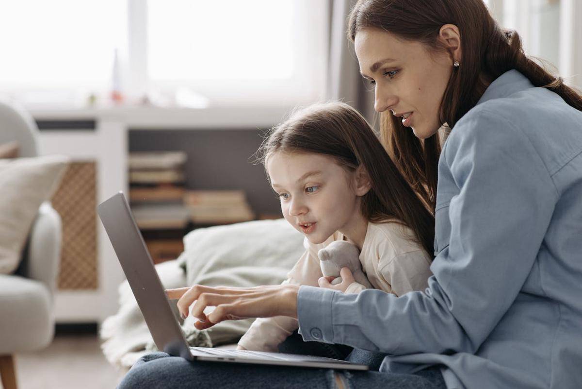 illustrasi ISTJ dalam mengasuh anak (pexels.com/Pavel Danilyuk)