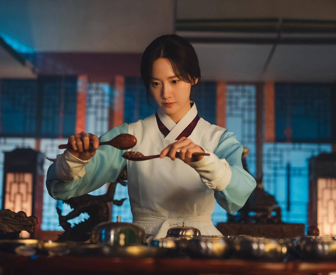 still cut drama Bon Appetit, Your Majesty (instagram.com/tvn_drama)