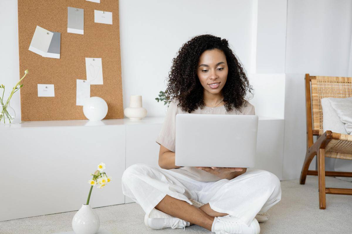 ilustrasi memulai side hustle (pexels.com/Anna Nekrashevich)