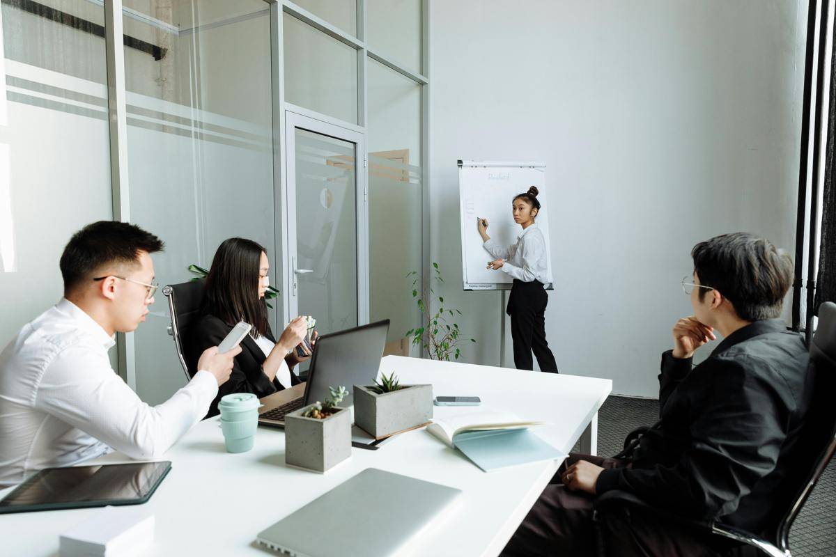 ilustrasi meeting dengan durasi yang jelas (pexels.com/Thirdman)