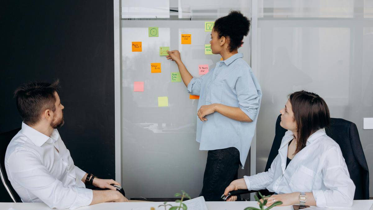 ilustrasi menetapkan agenda meeting (pexels.com/Mikhail Nilov)