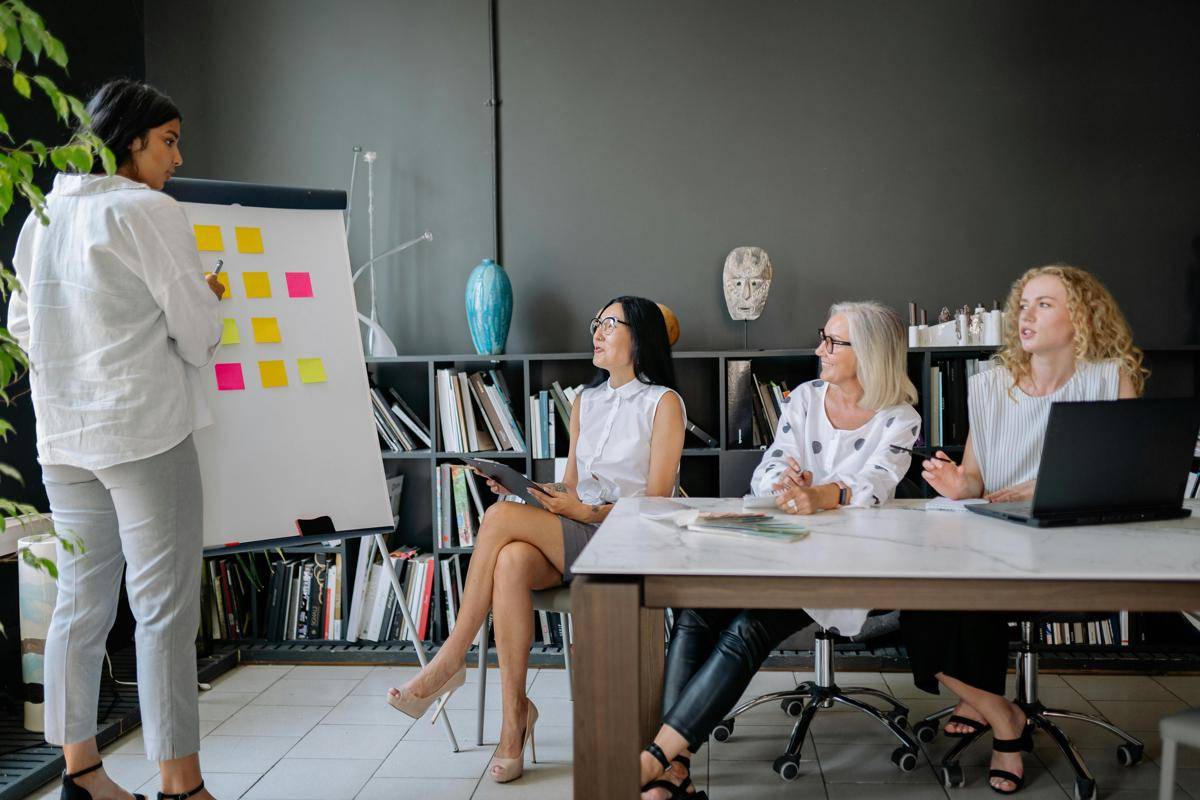 ilustrasi meeting kerja yang efektif (pexels.com/Yan Krukau)
