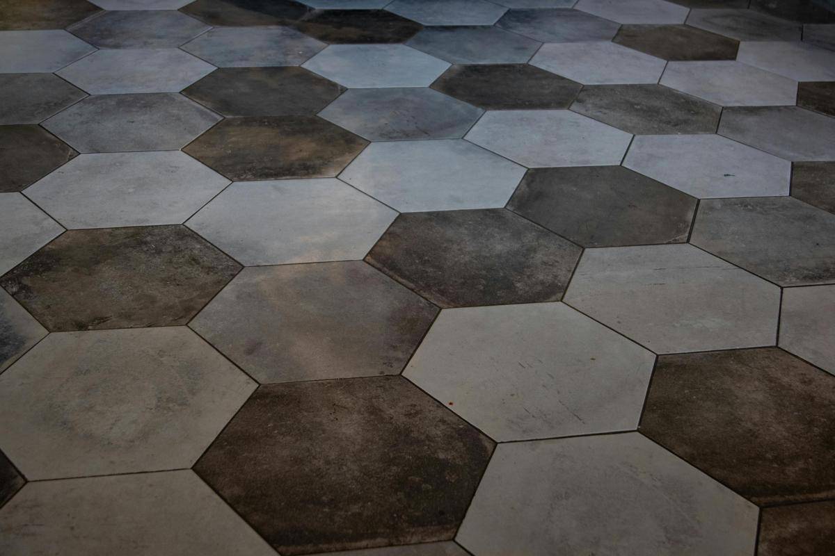 ilustrasi lantai keramik motif geometris (pexels.con/Magda Ehlers)
