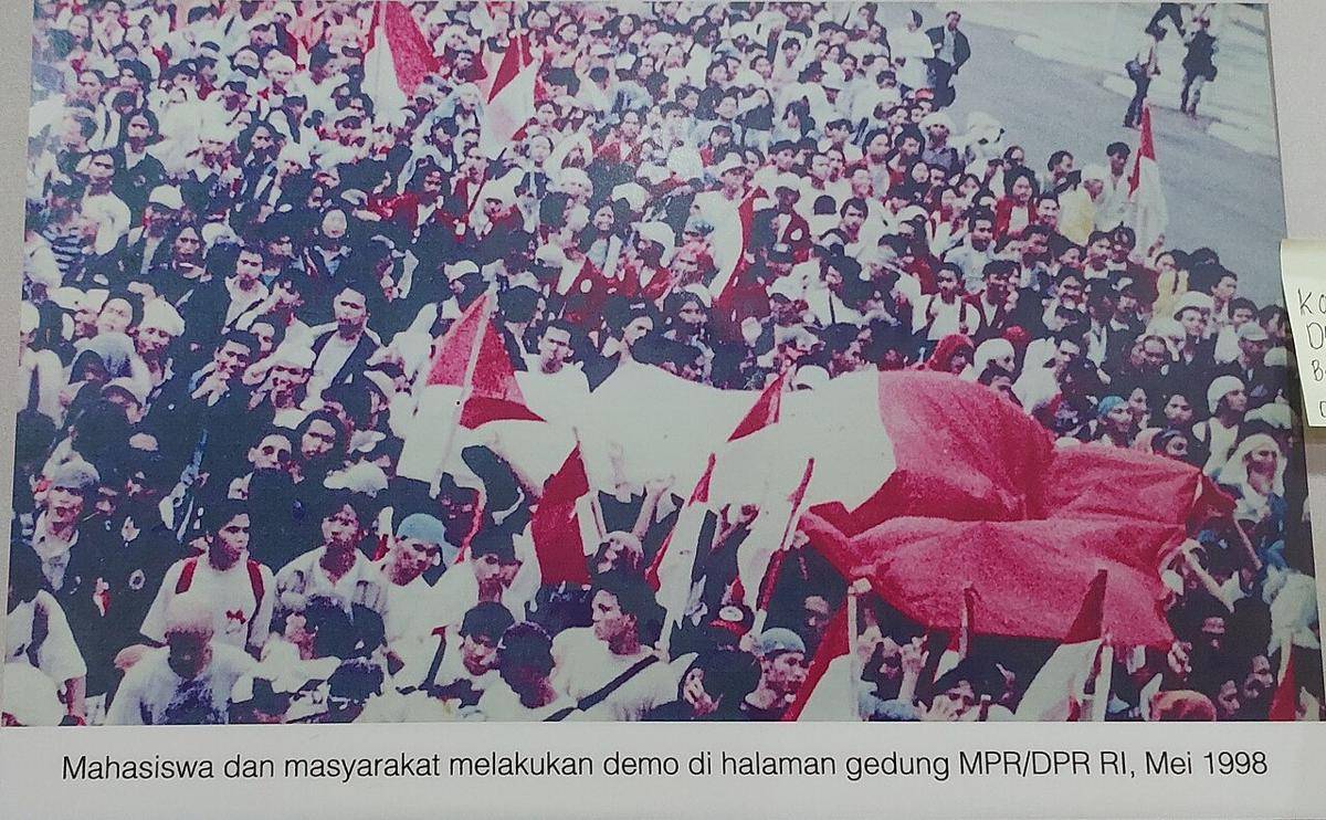 Mahasiswa dan masyarakat melakukan demo di halaman gedung MPR/DPR RI, Mei 1998 