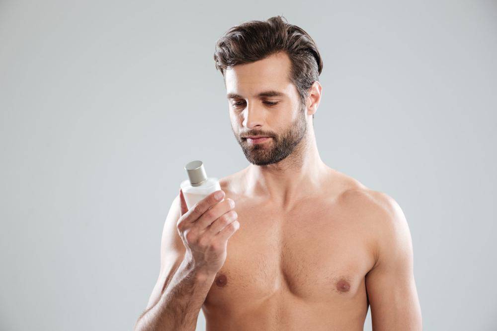 ilustrasi cowok menggunakan parfum (freepik.com/drobotdean)