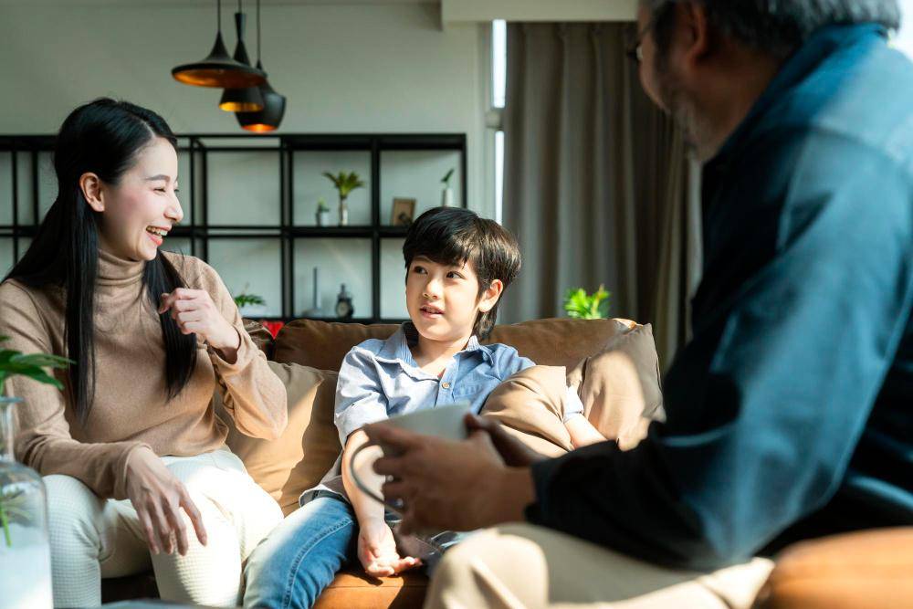 ilustrasi orangtua mengobrol dengan anak (freepik.com/Lifestylememory)
