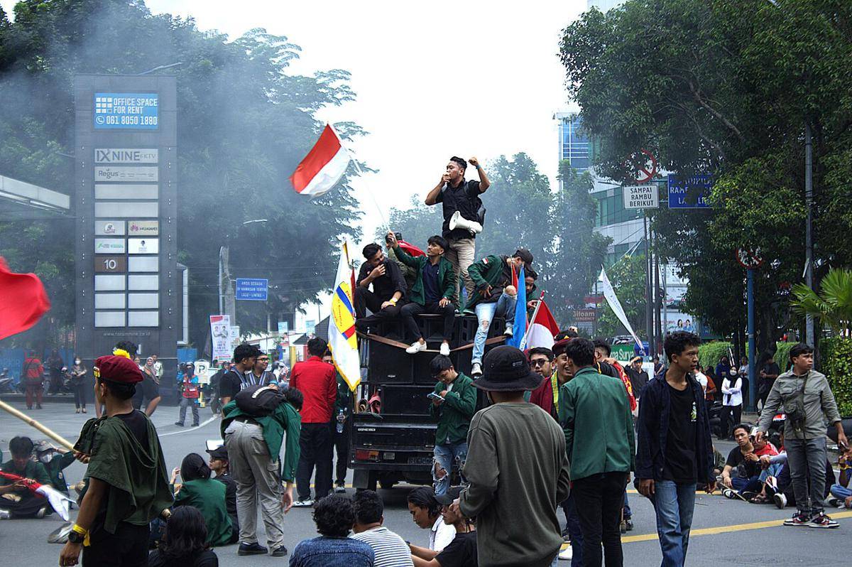 Demonstrasi mahasiswa Universitas Sumatera Utara dan banyak universitas lainnya se-Kota Medan di depan gedung DPRD SUMUT