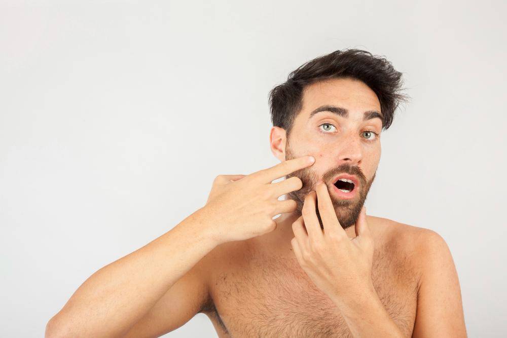 ilustrasi cowok menggunakan acne patch (freepik.com/freepik)