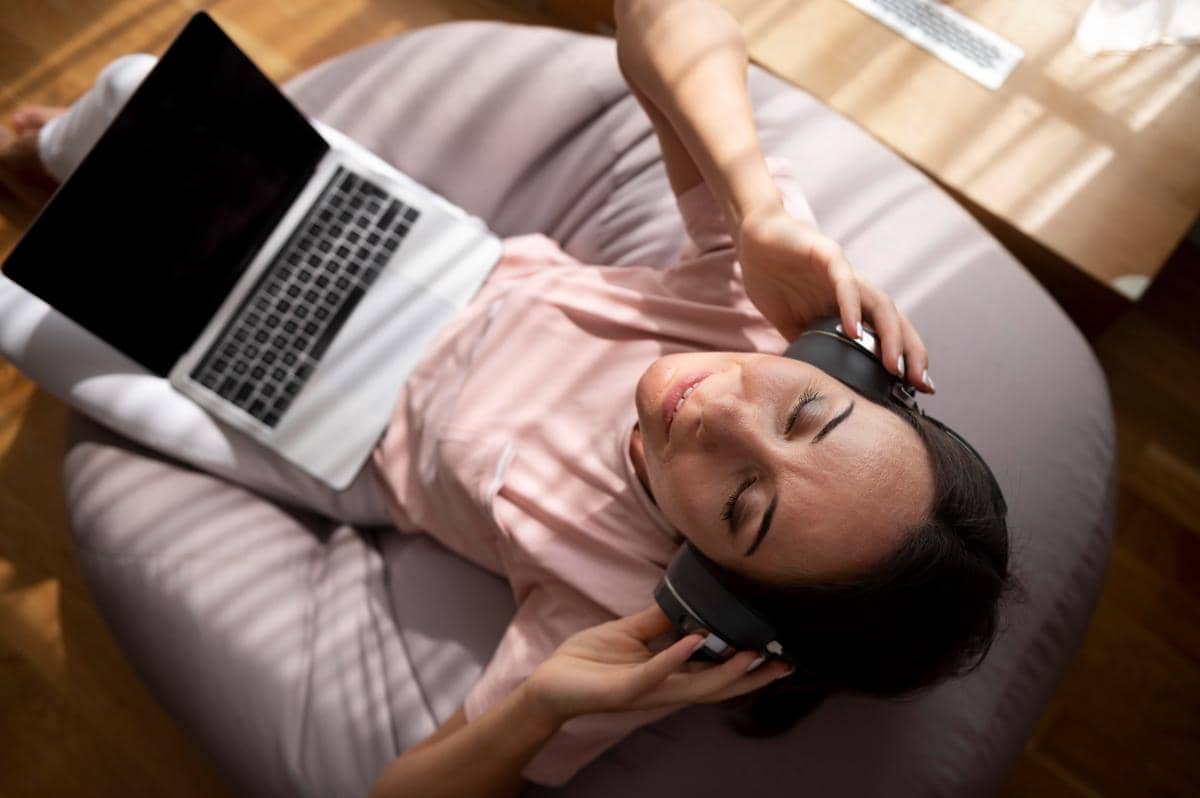 Ilustrasi mendengarkan musik