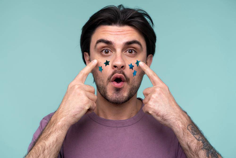 ilustrasi cowok menggunakan acne patch (freepik.com/freepik)