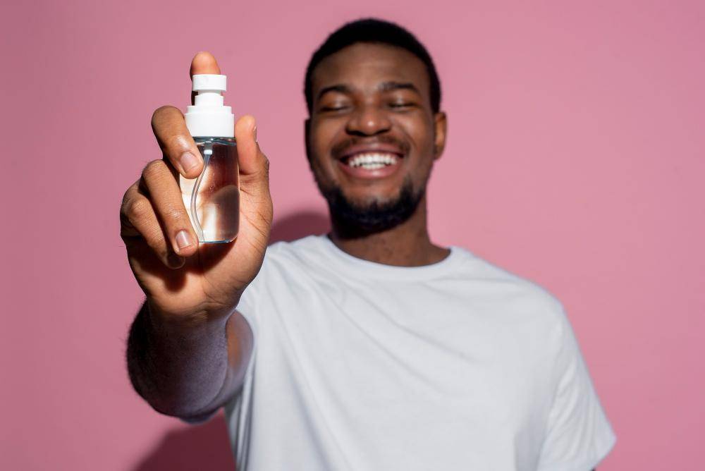 ilustrasi face mist cowok (freepik.com/freepik)