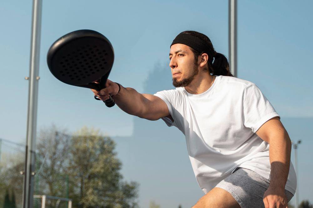 ilustrasi cowok main padel (freepik.com/freepik)