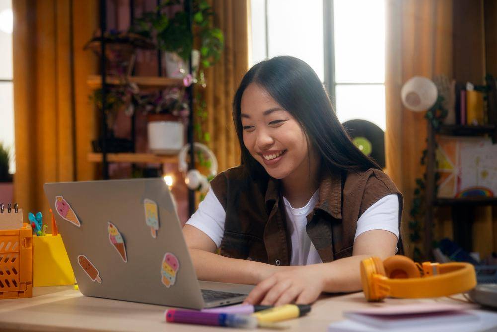ilustrasi di depan laptop (freepik.com/freepik)