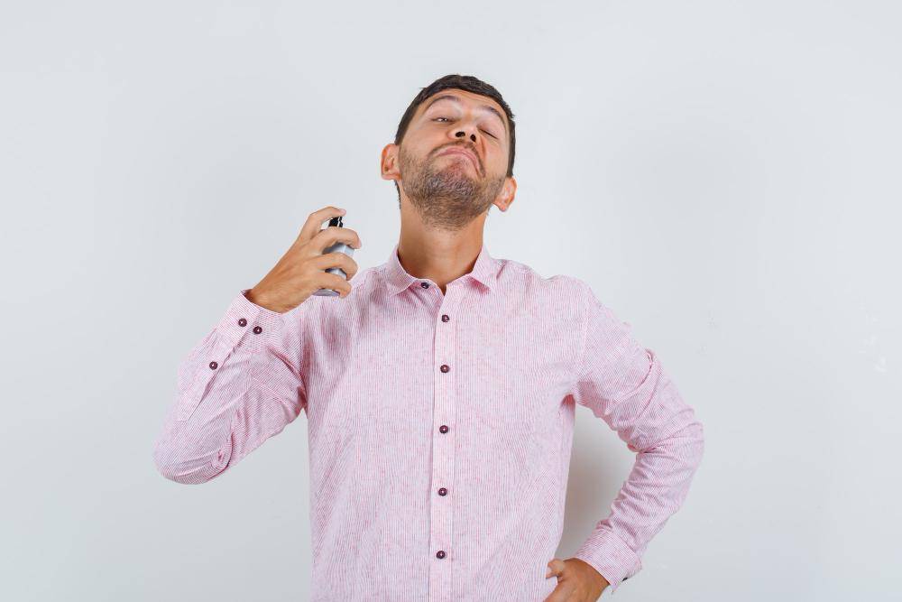ilustrasi cowok menggunakan parfum (freepik.com/8photo)