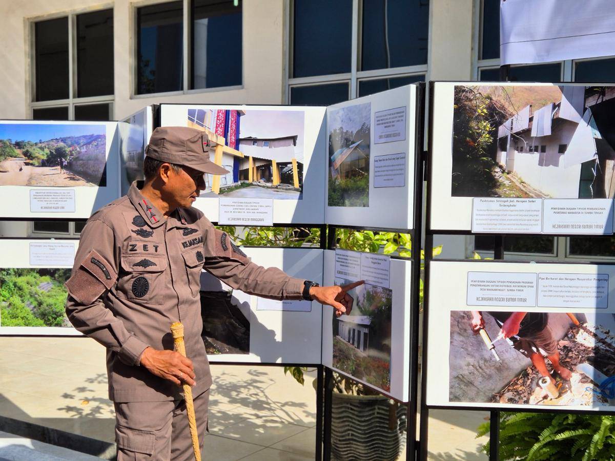 Kepala Kejati NTT Zet Tadung Alo buat pameran dampak korupsi di NTT. (Dok Kejati NTT)