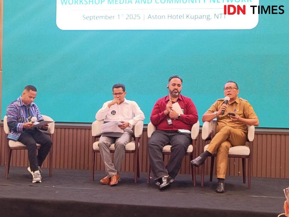 Kepala Bidang Kesehatan Hewan Dinas Peternakan NTT, Melki Angsar, (kanan) pastikan vaksinasi kembali berjalan. (IDN Times/Putra Bali Mula)