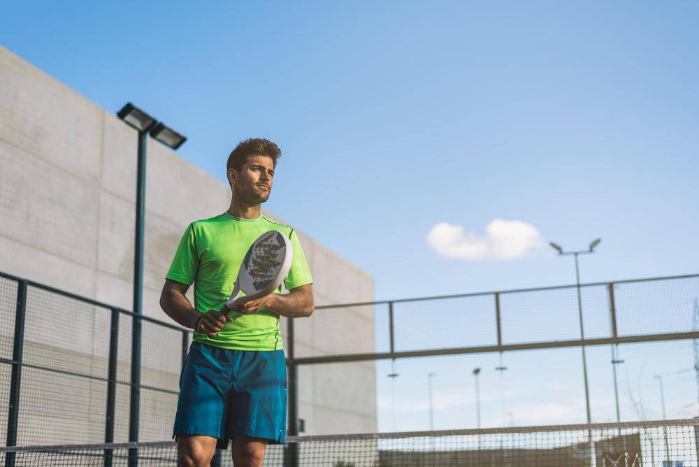 ilustrasi cowok main padel (freepik.com/HelloDavidPradoPerucha)