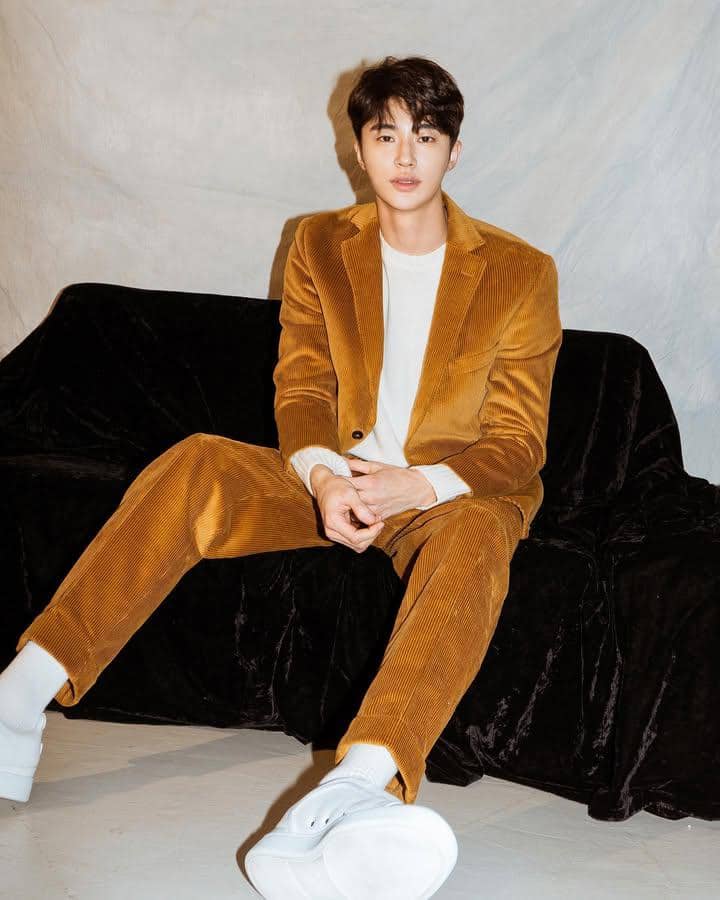styling plain t-shirt ala Byeon Wooseok (Instagram.com/byeonwooseok)