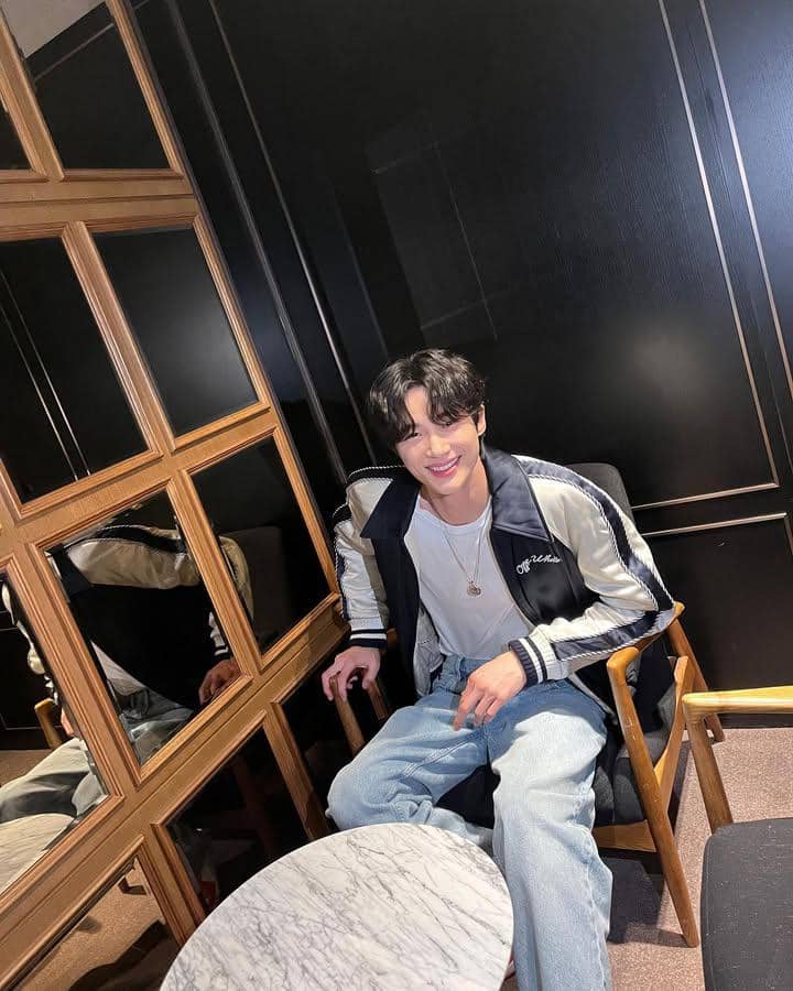 styling plain t-shirt ala Byeon Wooseok (instagram.com/byeonwooseok)