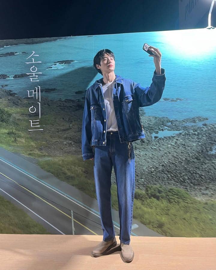 styling plain t-shirt ala Byeon Wooseok (Instagram.com/byeonwooseok)