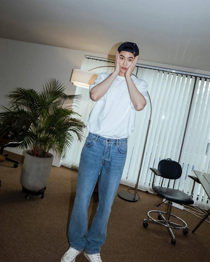 styling plain t-shirt ala Byeon Wooseok (instagram.com/byeonwooseok)