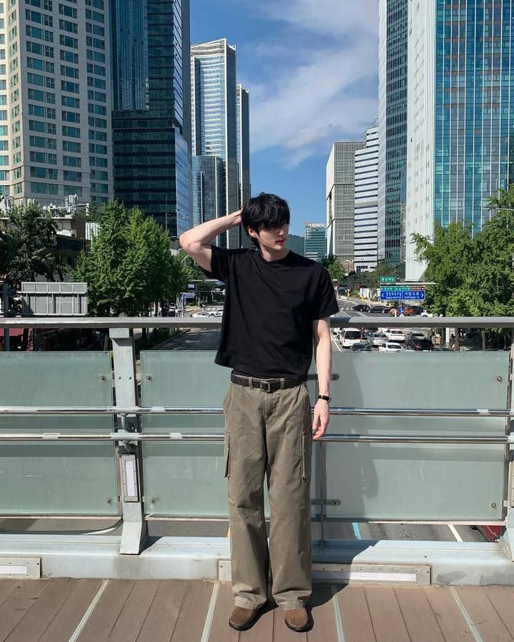 styling plain t-shirt ala Byeon Wooseok (instagram.com/byeonwooseok)