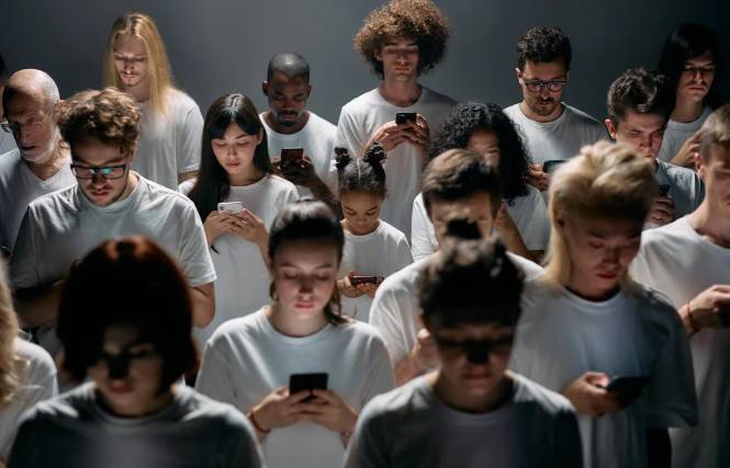 ilustrasi sekelompok orang berfokus pada handphone (pexels.com/cottonbro)