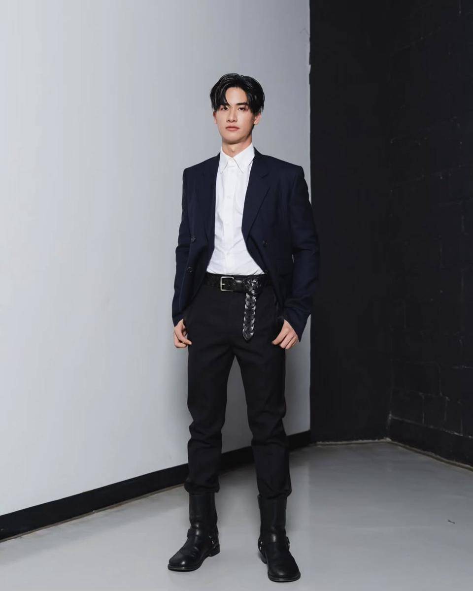 Gaya Smart Casual Tay Tawan (instagram.com/tawan_V)