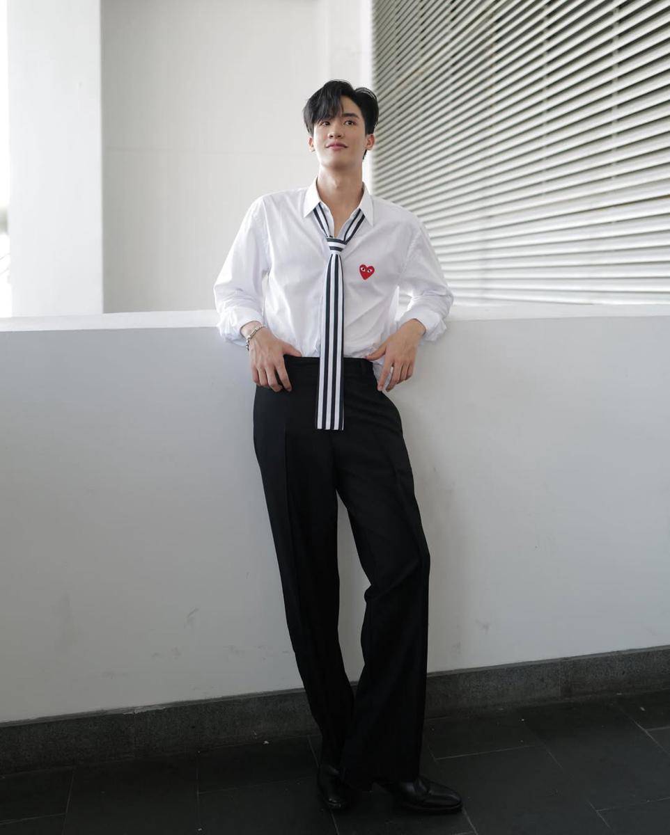 Gaya Smart Casual Tay Tawan (instagram.com/tawan_V)