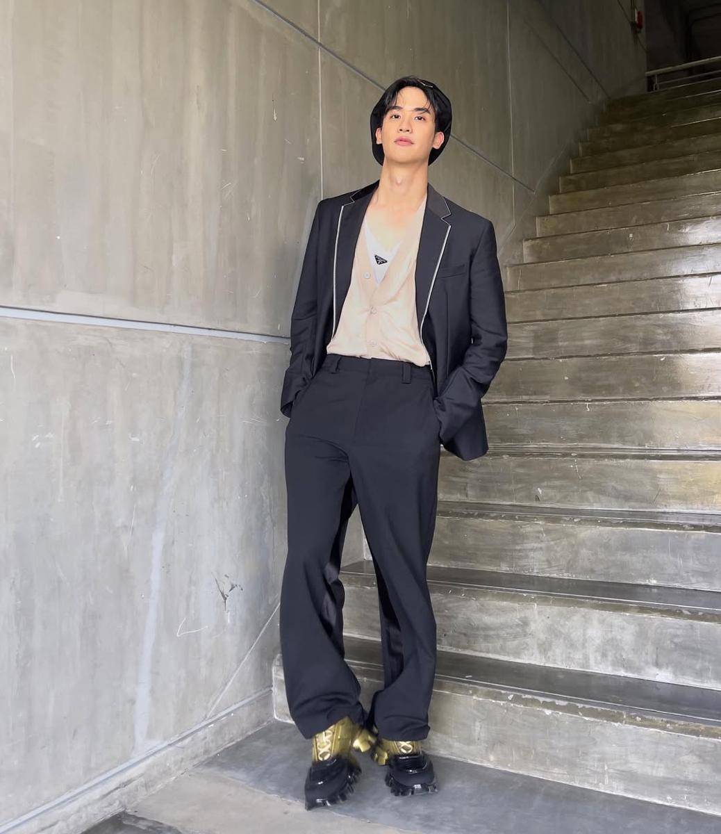 Gaya Smart Casual Tay Tawan (instagram.com/tawan_V)
