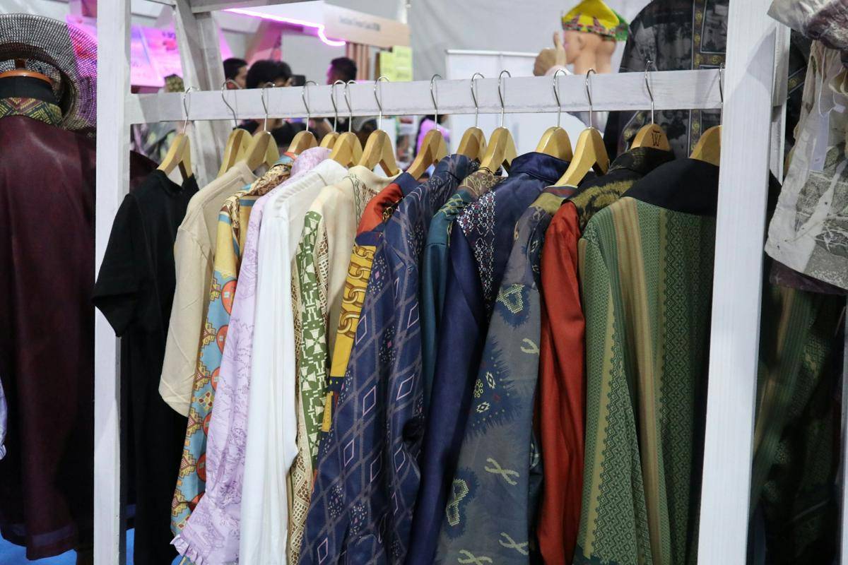 ilustrasi dress batik (unsplash.com/ Fajar Herlambang STUDIO)