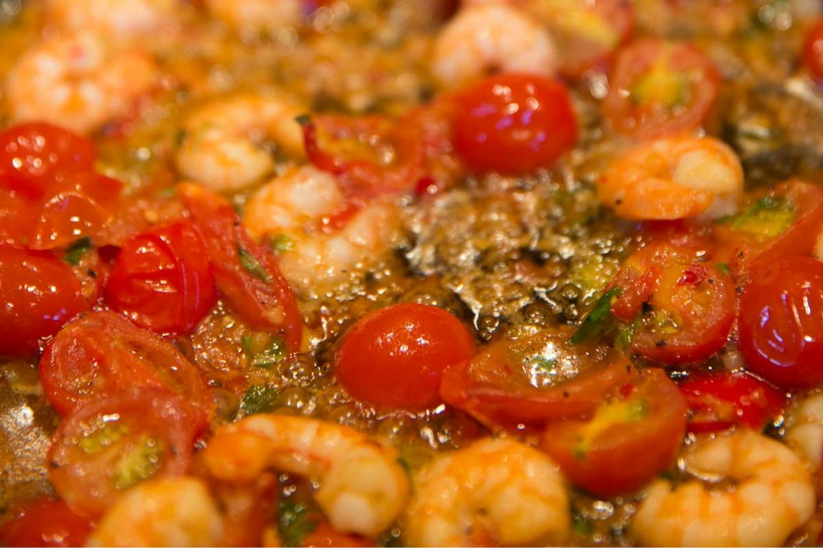 ilustrasi memasak udang harissa madu pedas