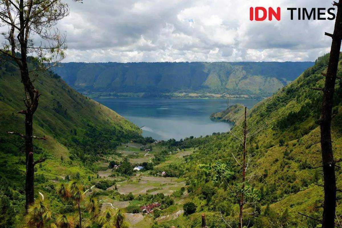 Panorama Pulau Samosir dilihat dari Toba dari The Kaldera Toba Nomadic Escape, Toba Samosir (IDN Times/Prayugo Utomo)