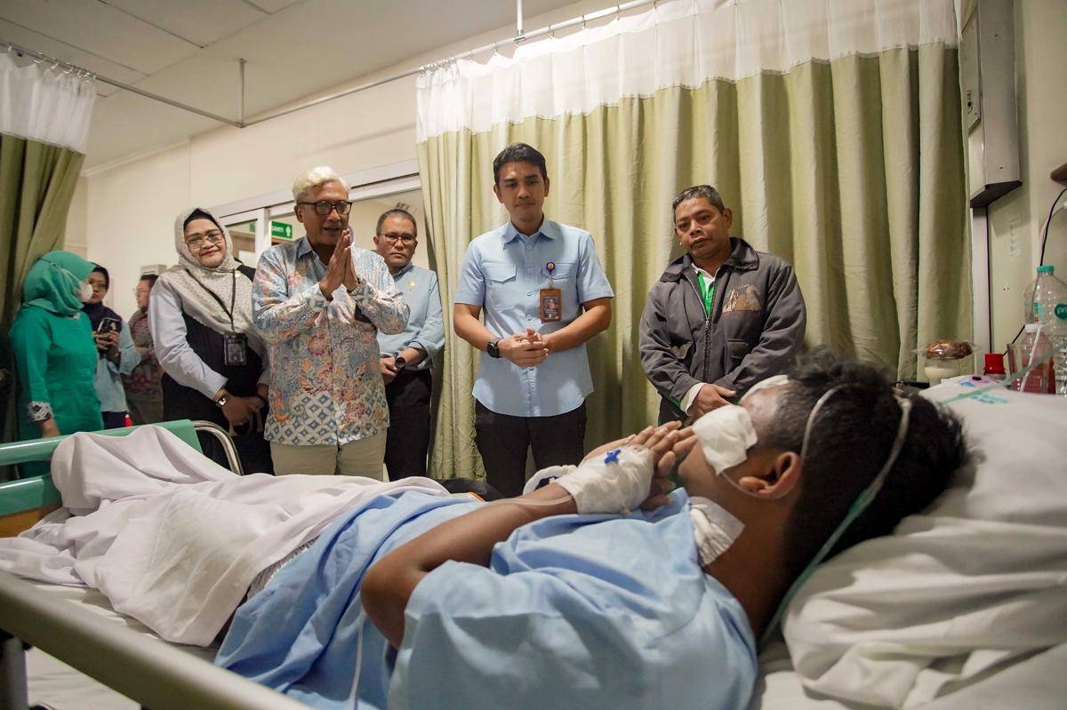 Pejabat Pemda DIY menjenguk korban aksi demo, di RSUP Sardjito, Selasa (2/9/2025). 