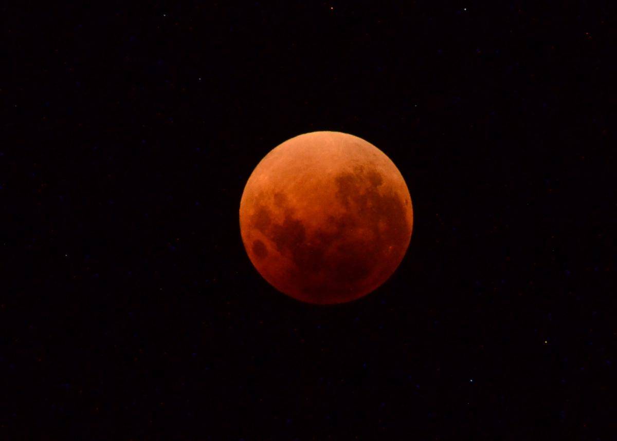 bulan purnama merah