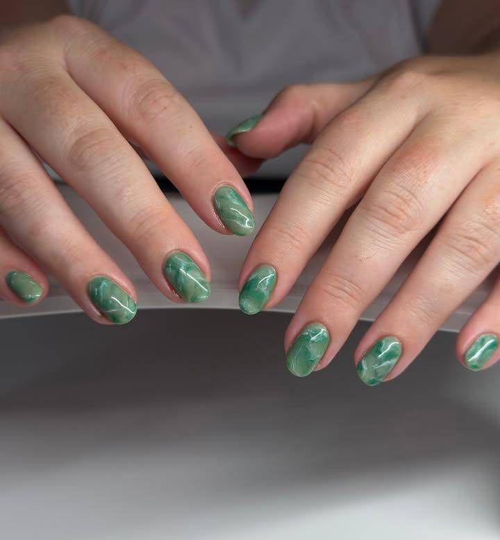 ide tren warna kuku musim gugur (instagram.com/kuypernailart)