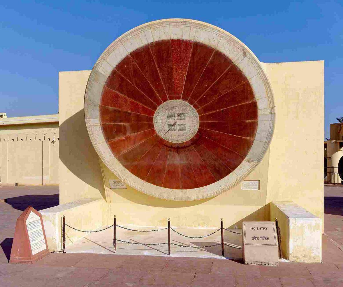 Ilustrasi jam raksasa Jantar Mantar di Jaipur 