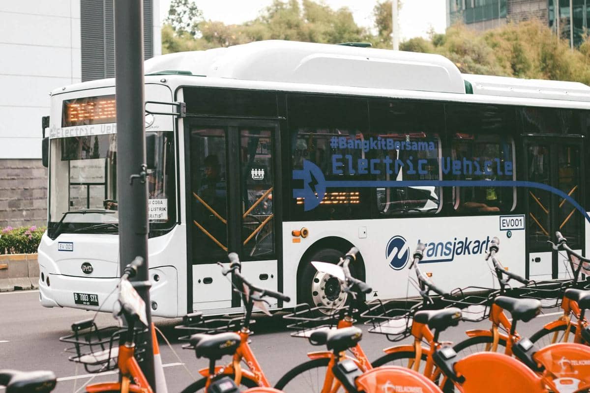 ilustrasi bus transjakarta (unsplash.com/Pradamas Gifarry)