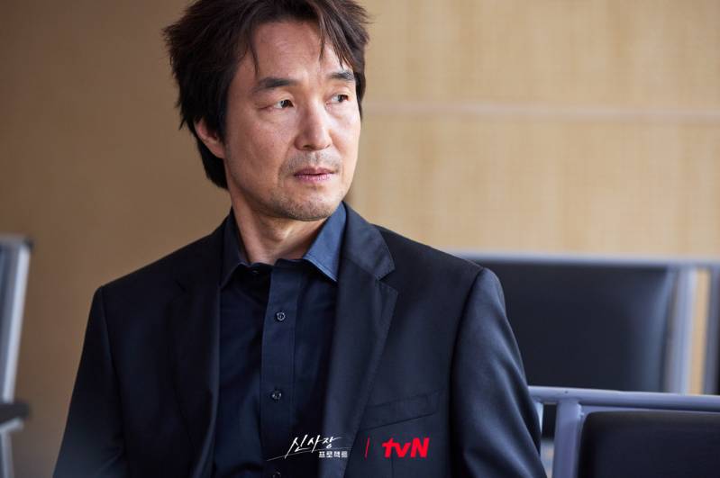 potret Han Suk Kyu di drakor Shin's Project