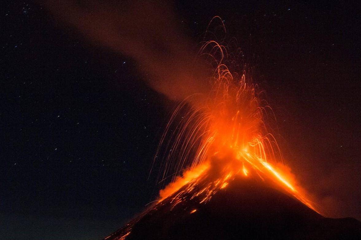 Momen langka saat gunung Etna meletus di malam hari. (Pexels/Andrew Schwark)