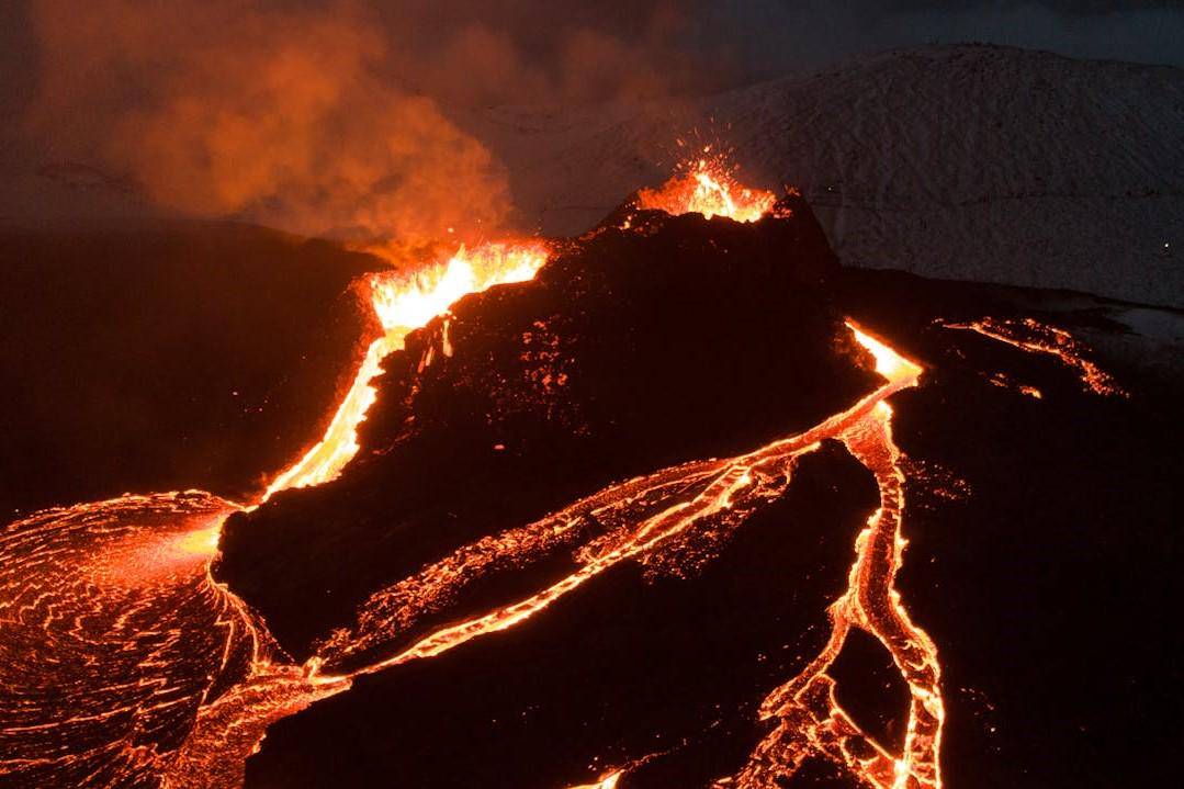 Momen langka saat gunung Etna meletus di malam hari. (Pexels/Björn Austmar Þórsson)
