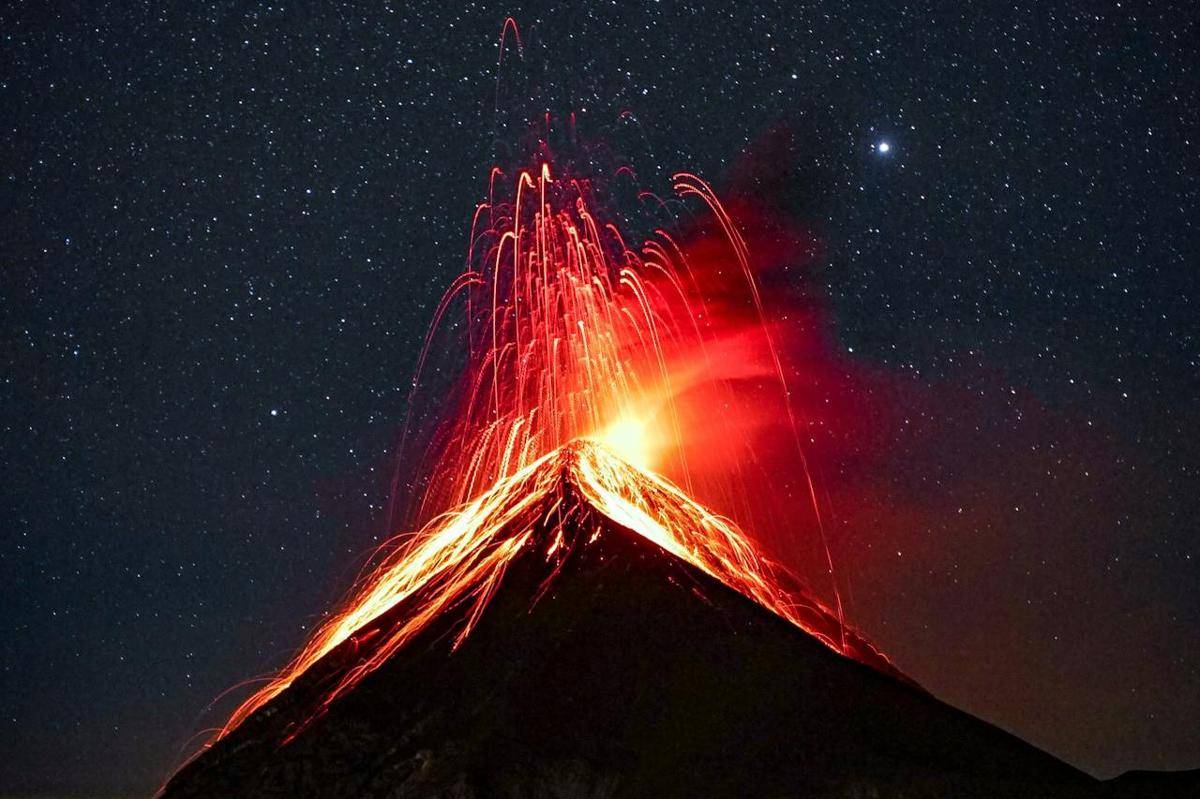 Momen langka saat gunung Etna meletus di malam hari. (Pexels/Clive Kim)